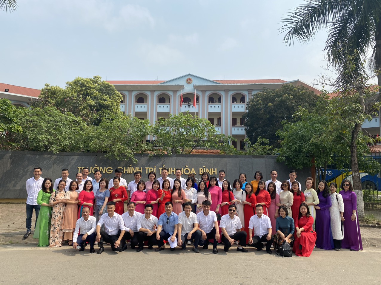 Lớp Trung cấp lý luận chính trị hệ không tập trung huyện Lâm Thao – khóa 1 đi nghiên cứu thực tế tại tỉnh Hòa Bình